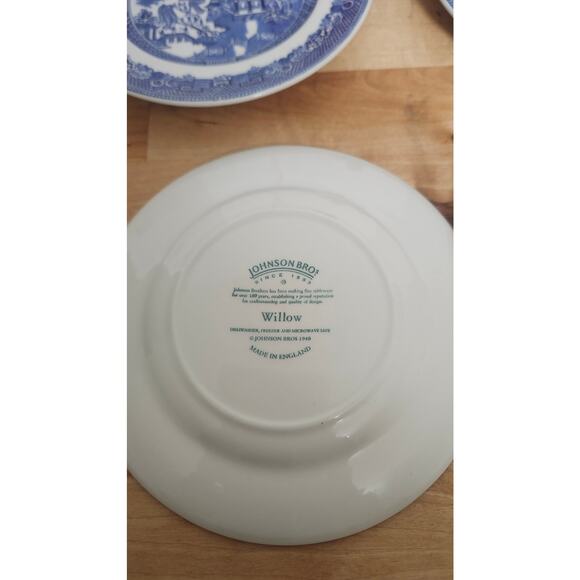 Set of 4 Johnson Bros Blue Willow 6 1/16 inch Bread and Butter Plates - Picture 3 of 3